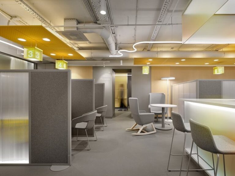 agence bancaire moderne a saint lo