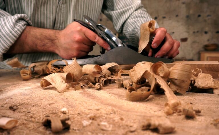 artisan travaillant sur une piece artisanale