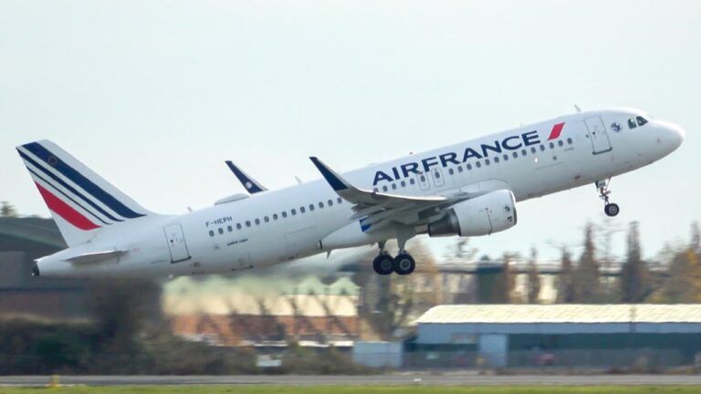 avion decollant de laeroport de bordeaux