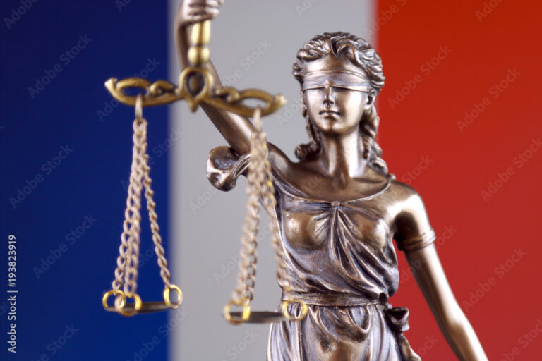 balance de la justice et drapeau francais