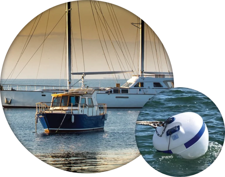 bateau amarre avec des documents administratifs