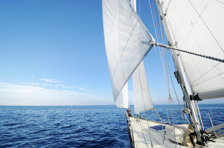 bateau naviguant sur des eaux ouvertes