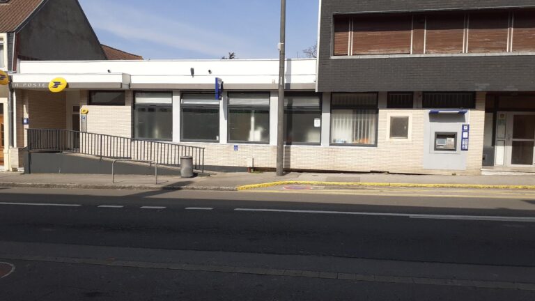 Où se situe la Poste à Saint Martin de Ré et quels services propose-t-elle 17 batiment de la poste a saint martin