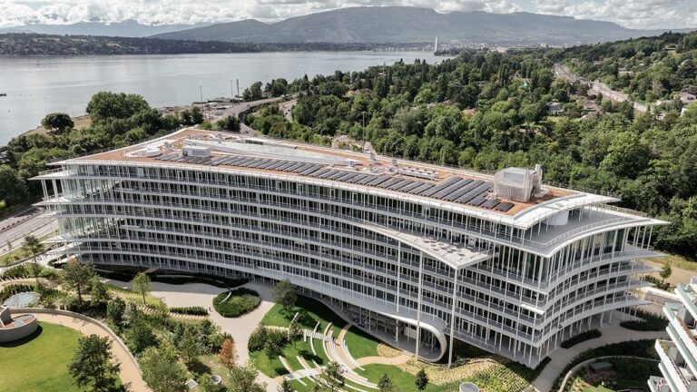 batiment moderne de banque en montagne