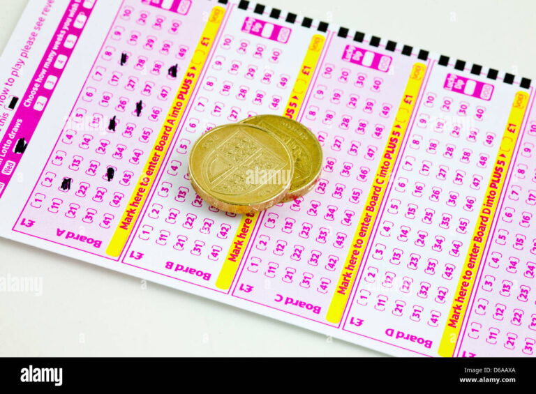 billets de loto avec des pieces de monnaie