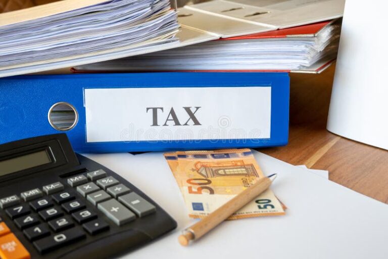 Quelles dépenses pouvez-vous déduire de vos impôts en France 9 calculatrice et documents fiscaux sur une table