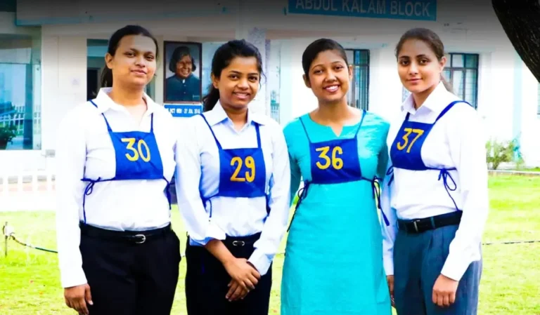 candidats en uniforme lors dun entretien