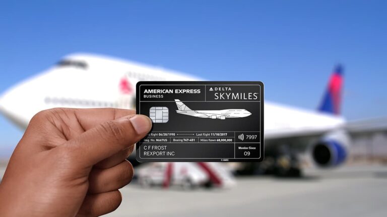 carte american express et avion en vol