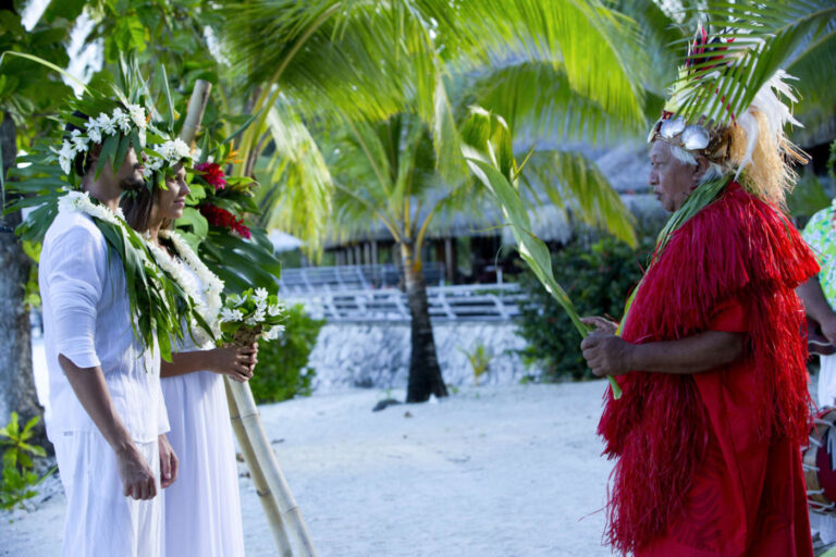 ceremonie traditionnelle polynesienne en plein air