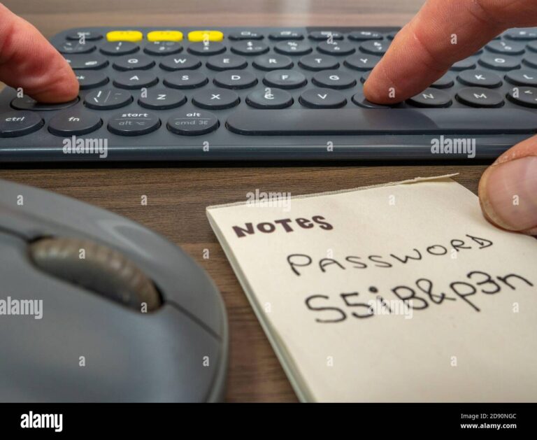 Comment réinitialiser votre mot de passe sur compte Nickel 23 clavier avec mains tapant un mot de passe