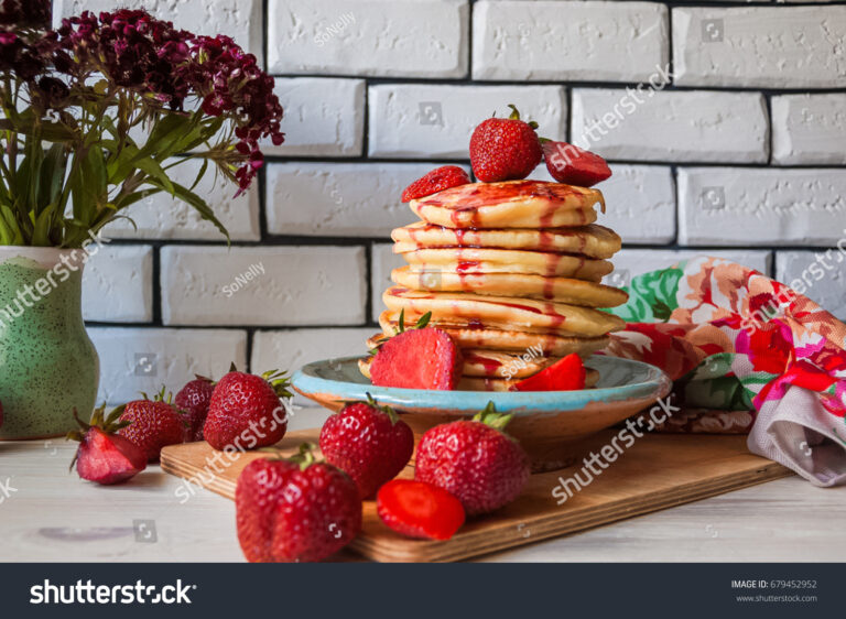 crepes appetissantes sur une table en bois