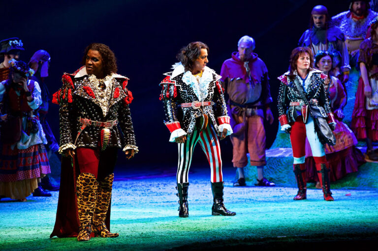 Quels sont les critères physiques pour se produire à l'Opéra de Paris 58 danseurs en costumes sur scene a lopera