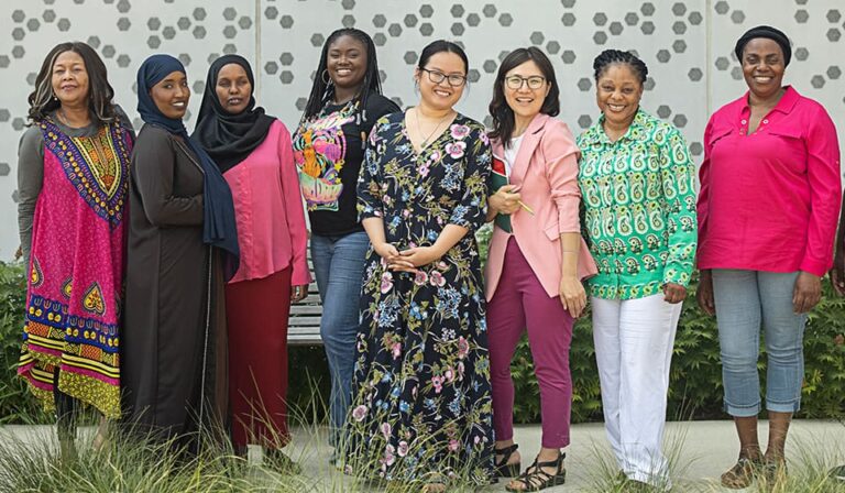 des benevoles aidant des immigrants ensemble