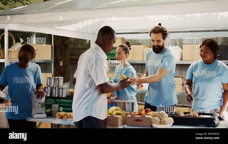 Que fait le Petit Frère des Pauvres à Nantes pour aider les plus démunis 44 des benevoles distribuant des repas chauds