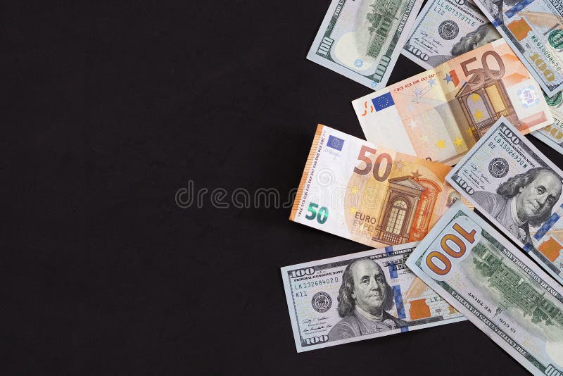 Comment convertir des euros en dollars US facilement et rapidement 1 des billets deuros et de dollars cote a cote