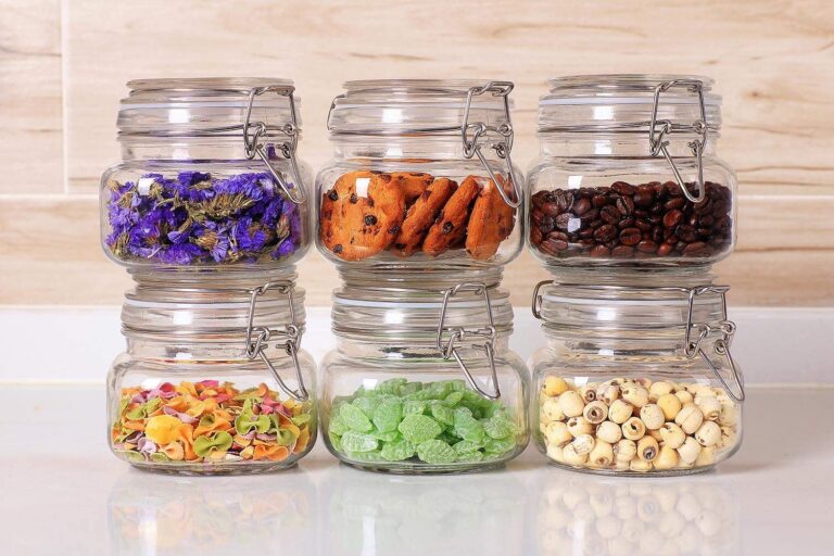 des bocaux de produits alimentaires artisanaux