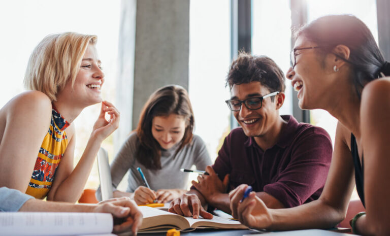 des etudiants en pleine preparation ensemble