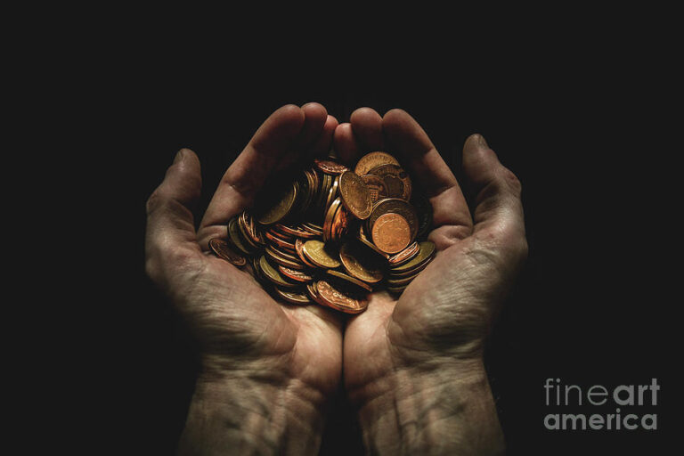 des mains comptant des pieces de monnaie