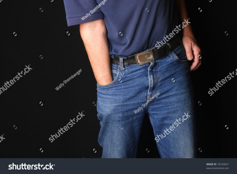 des mains fouillant dans des poches