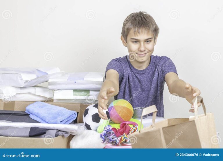 des mains tendues avec des sacs de nourriture
