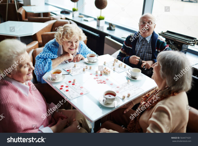 Quand sera versée l'augmentation des retraites des fonctionnaires 25 des personnes agees discutant autour dune table