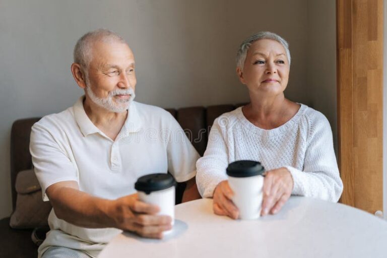 des personnes agees profitant dune retraite sereine