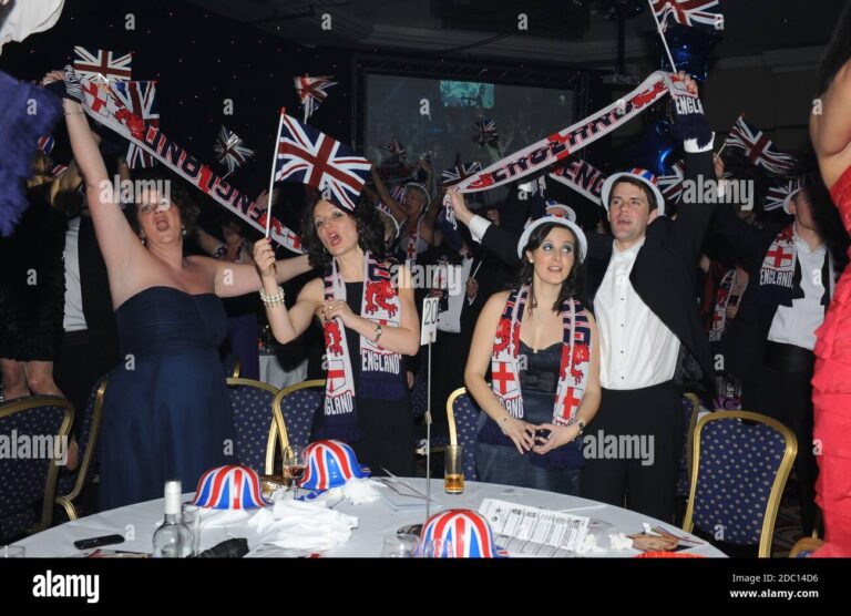 des personnes celebrant un gala de charite