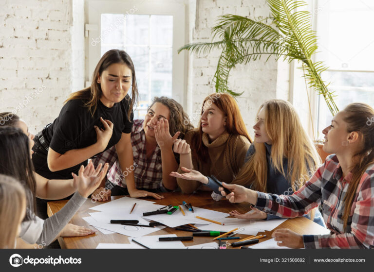 des personnes discutant de leurs droits