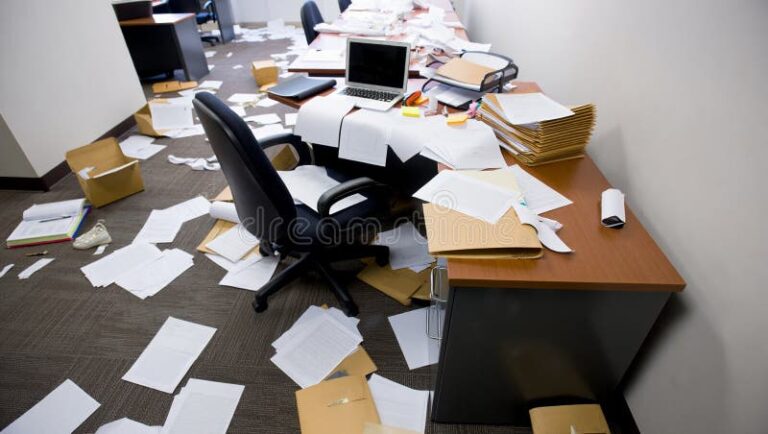 Quels sont les documents que vous m'avez demandés pour ce projet 42 documents eparpilles sur un bureau