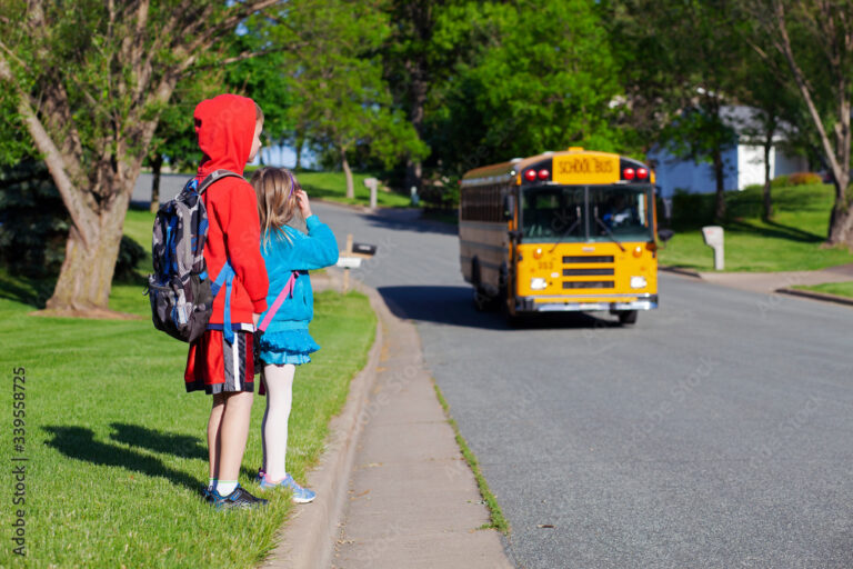 Comment s'inscrire au transport scolaire en Bourgogne Franche-Comté 18 ecoliers attendant le bus scolaire