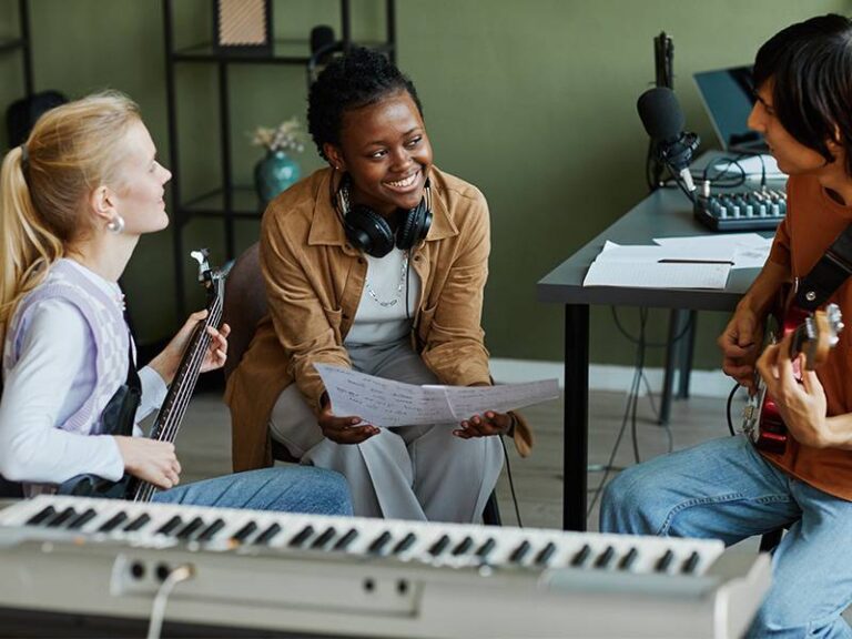 eleves en classe dynamique et engages
