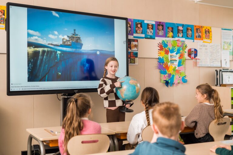 eleves en classe dynamique et interactive