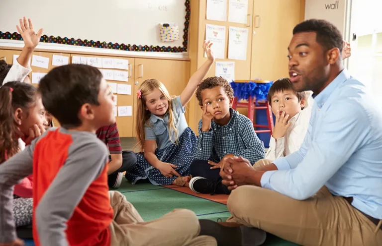 eleves en formation sociale en groupe