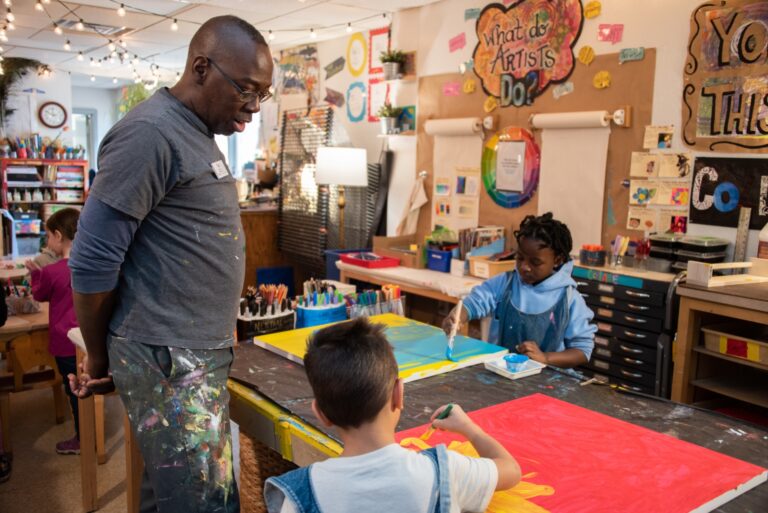 eleves visitant une ecole dart