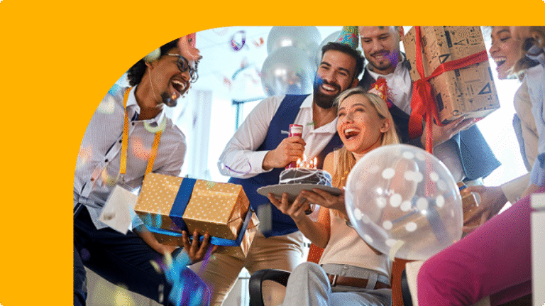 employes echangeant des cheques cadeaux joyeusement