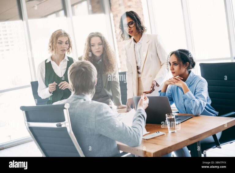Comment La Poste gère-t-elle son service des ressources humaines 27 equipe de professionnels en reunion dynamique