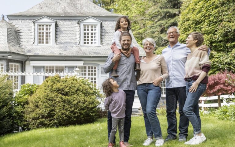 famille discutant autour dun plan immobilier