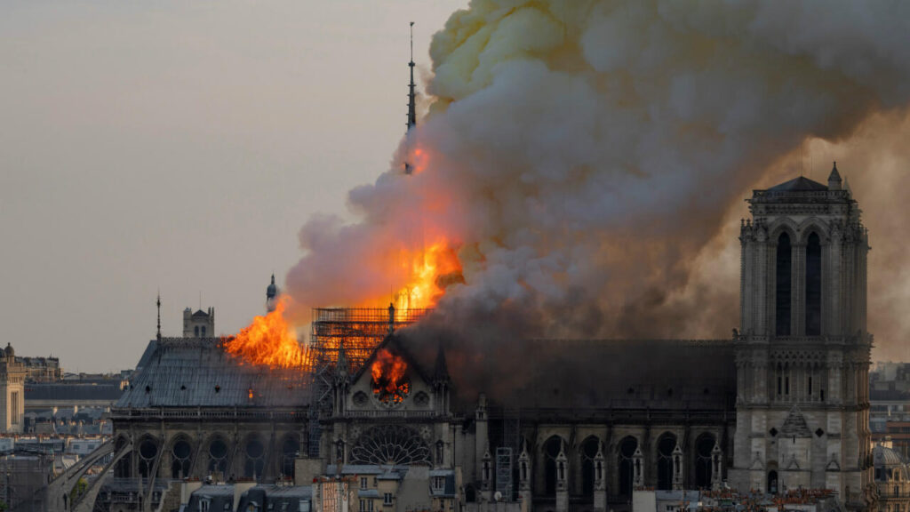 En quelle année la cathédrale Notre-Dame a-t-elle brûlé