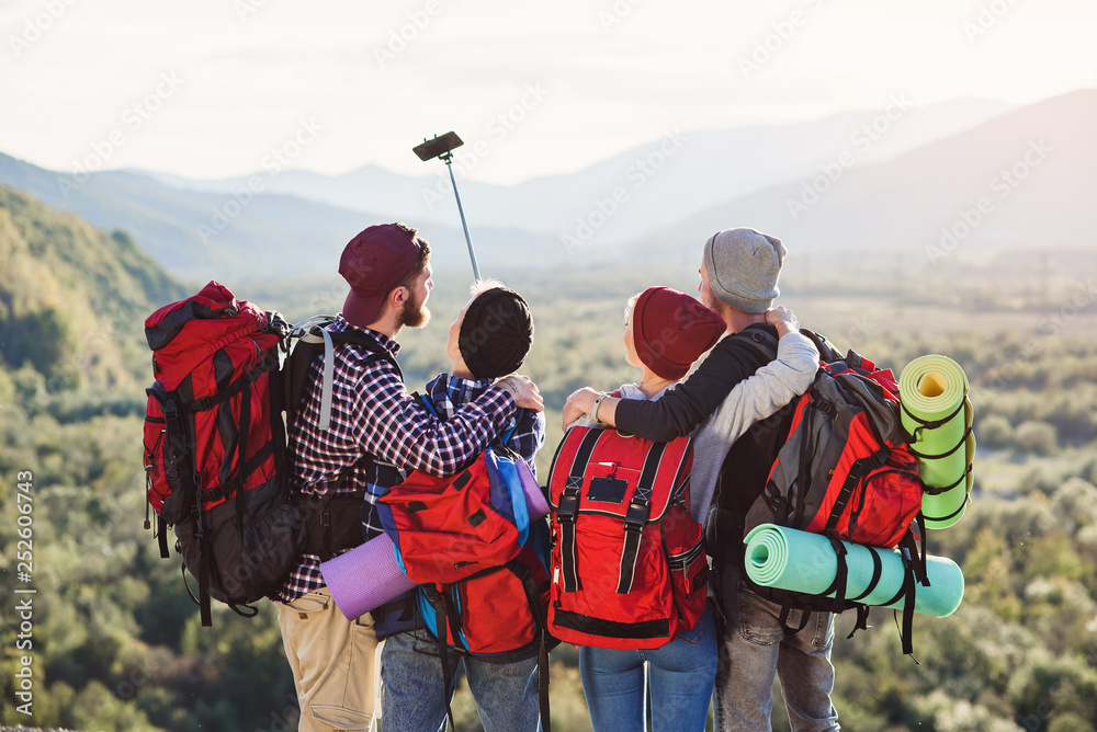 Comment le CCAS de Marseille organise-t-il des voyages pour ses membres