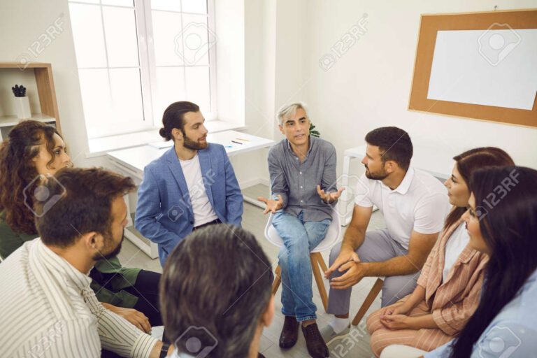 groupe demployes en discussion serieuse