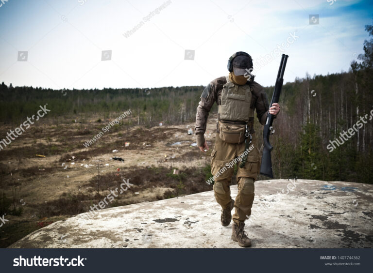 jeune en tenue militaire en activite