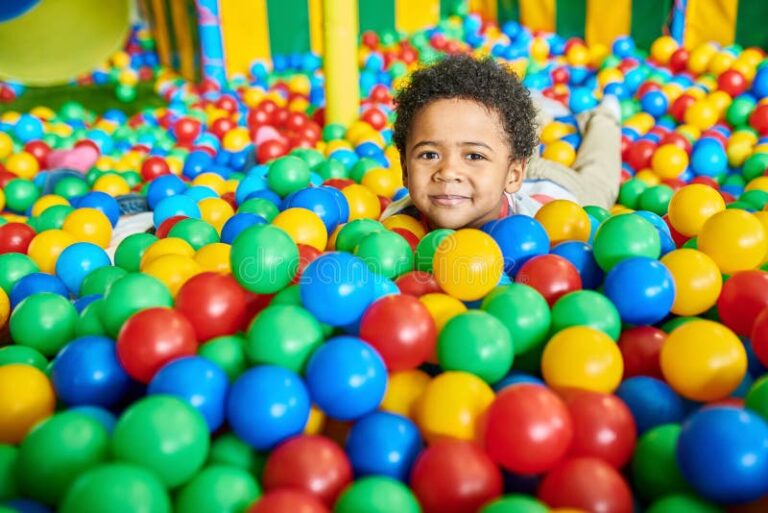 Quels sont les services offerts par l'espace petite enfance La Terrasse 41 jeune enfant jouant dans un espace colore