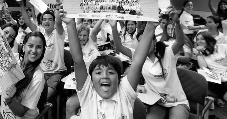 Qui peut bénéficier du Pass Culture en France 2 jeunes decouvrant des activites culturelles