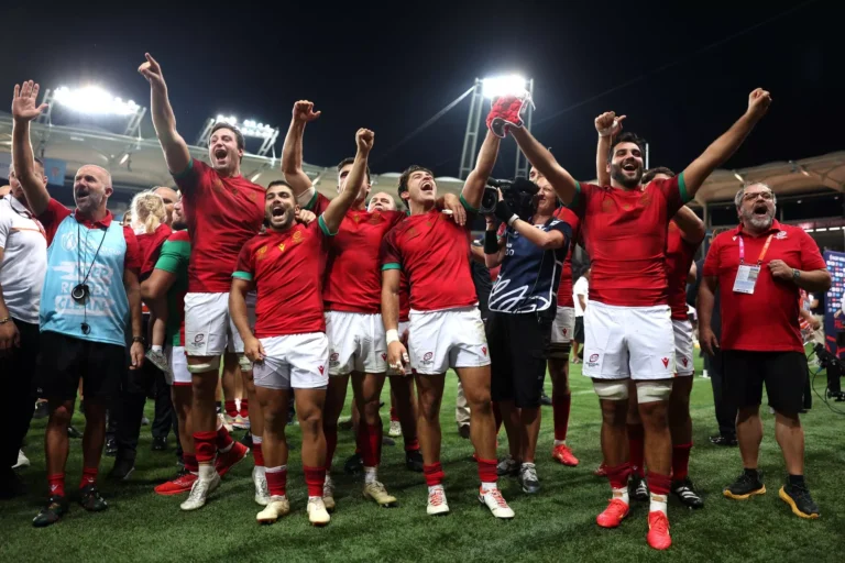 joueurs de rugby celebrant une victoire