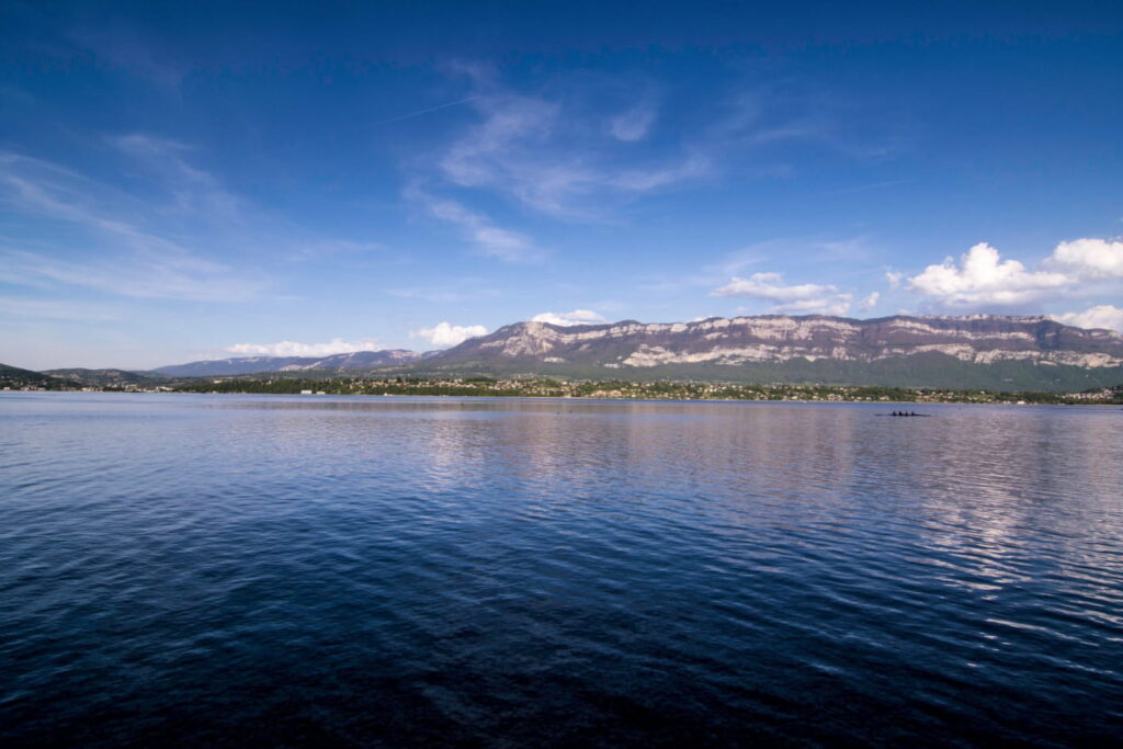 Pourquoi visiter le lac du Bourget en Savoie Découverte et activités ! 1 lac du bourget avec montagnes en arriere plan