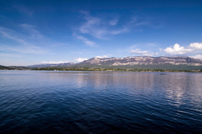 lac du bourget avec montagnes en arriere plan