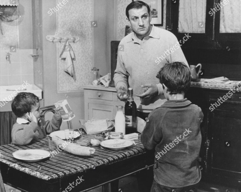 lino ventura aidant des enfants en difficulte