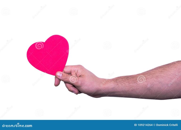 main donnant un coeur en papier