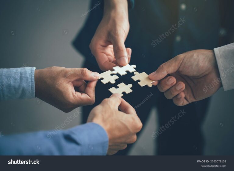 Comment fonctionne le cofinancement par l'Union Européenne 20 main tenant des pieces de puzzle ensemble