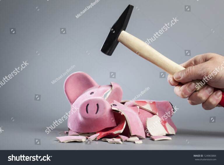 Est-ce que l'État a le droit de saisir nos économies personnelles 27 main tenant un cochon tirelire brise